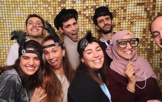 Roaring 20s themed group photo at photo booth